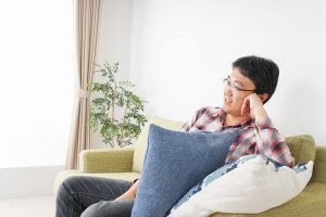 くつろぐ男性